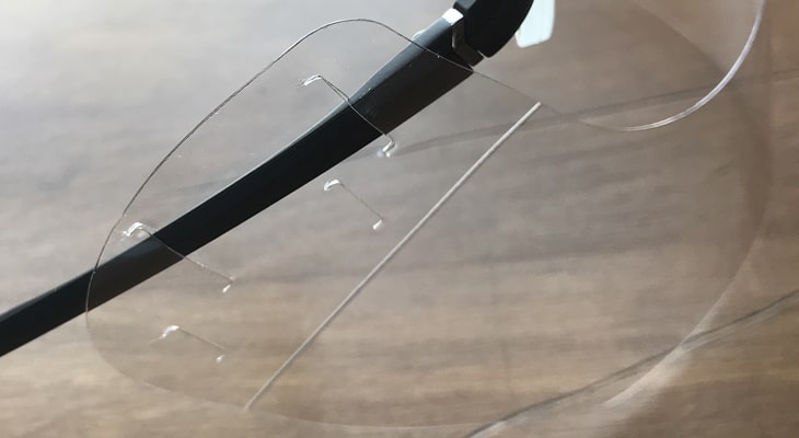 メガネのフレームをとおす穴は太い・細いの2パターンに対応