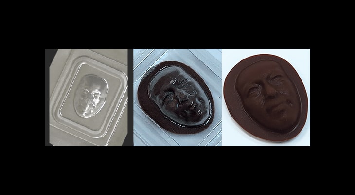 人の顔の成形品の裏からチョコレートを流す